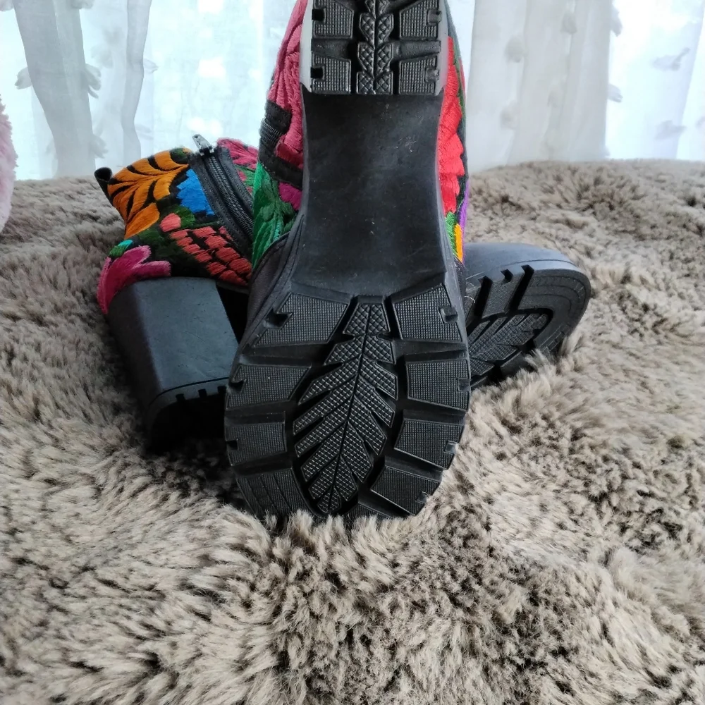 Guaraxez‎ Ameyal Embroidery Booties. 8 m - Picture 4 of 5